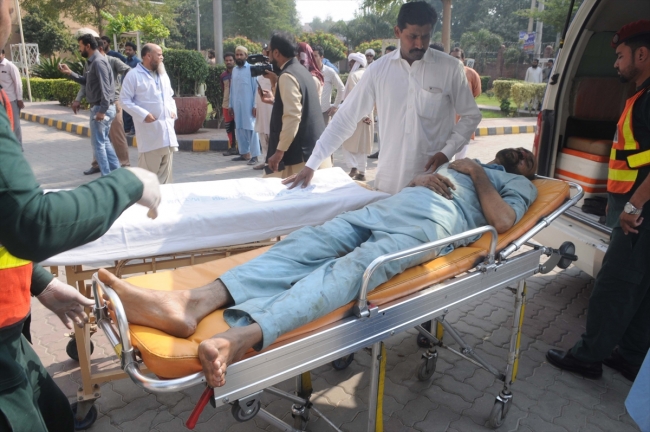 Pakistan'da yolcu treni alev aldı: 74 ölü